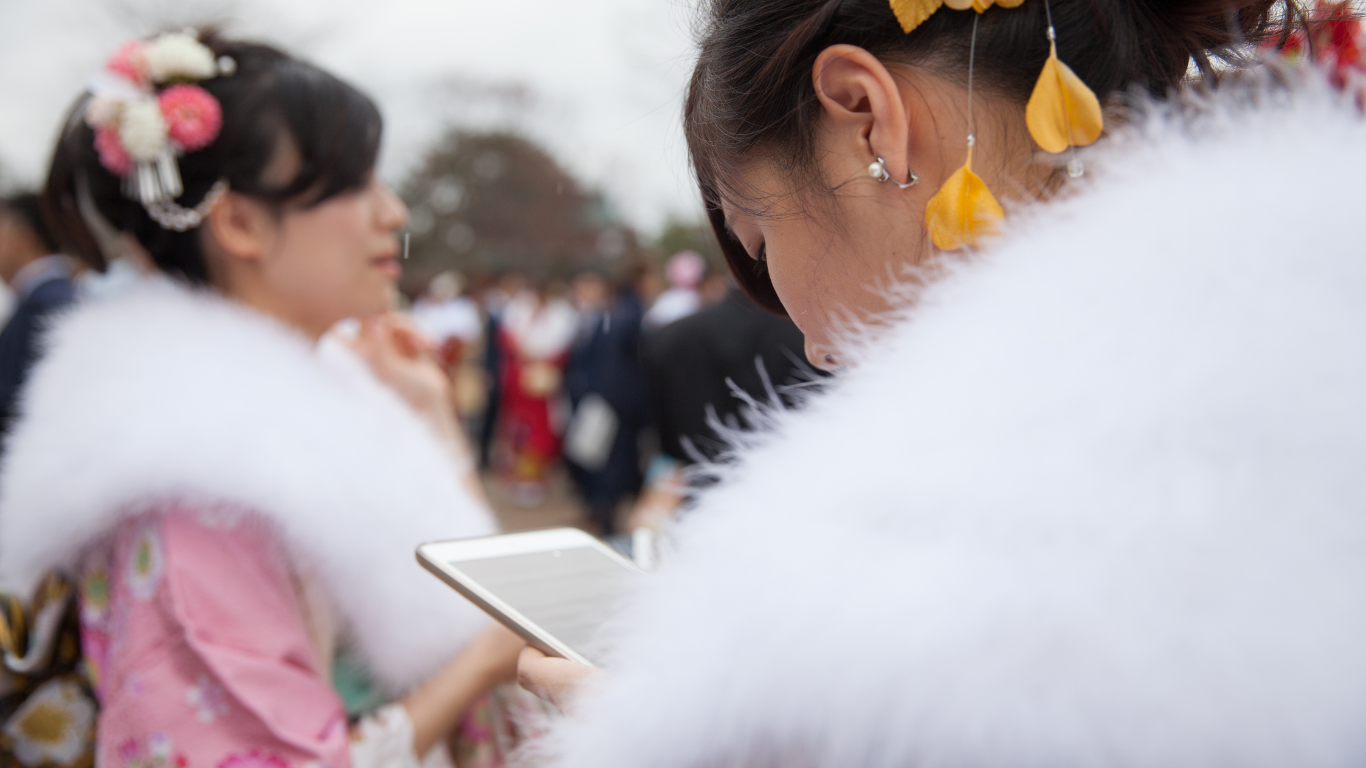 前髪のあるロングヘアーの女性