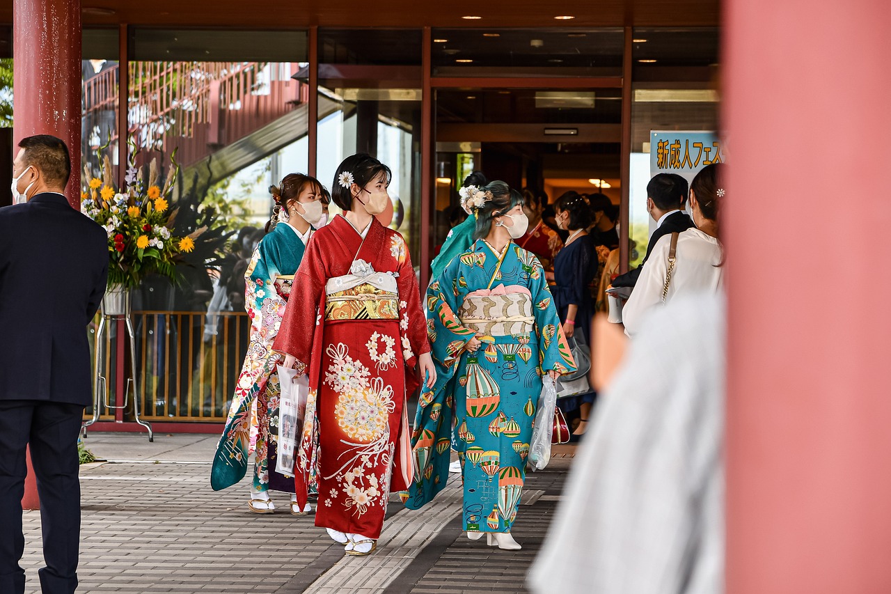 振袖を着ているボブヘアーの女性